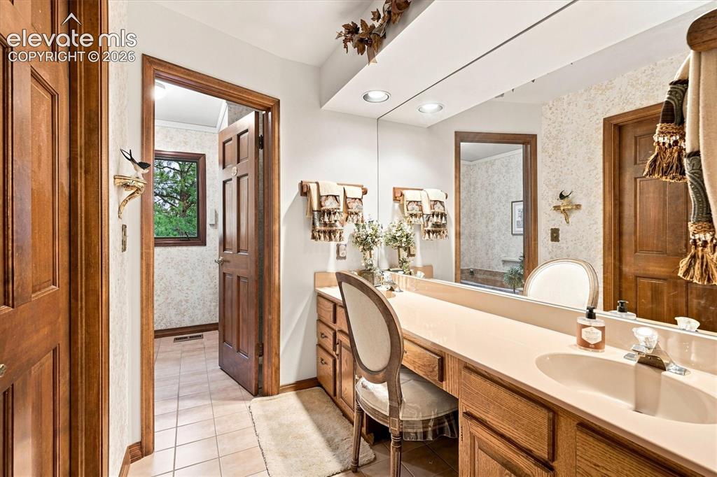 Image 22 of 49: Bathroom