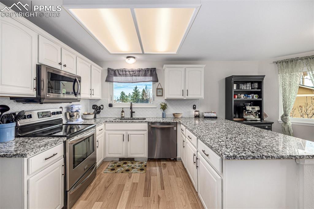 Image 12 of 50: Kitchen