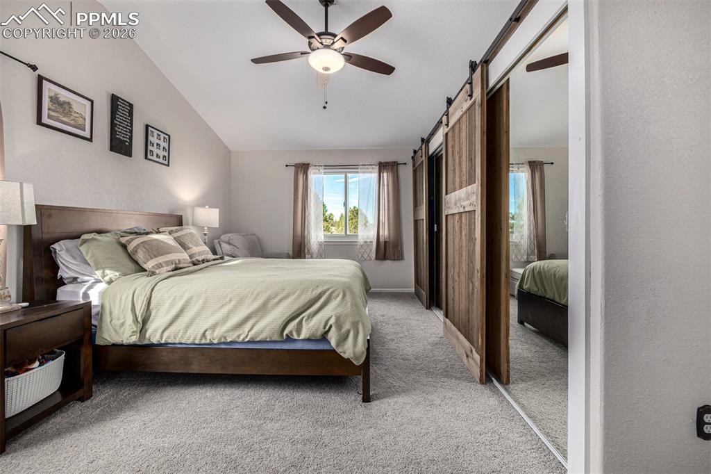 Image 22 of 50: Bedroom