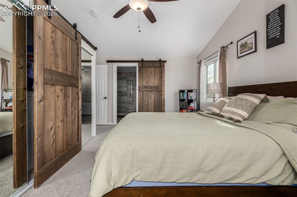 Image 23 of 50: Bedroom