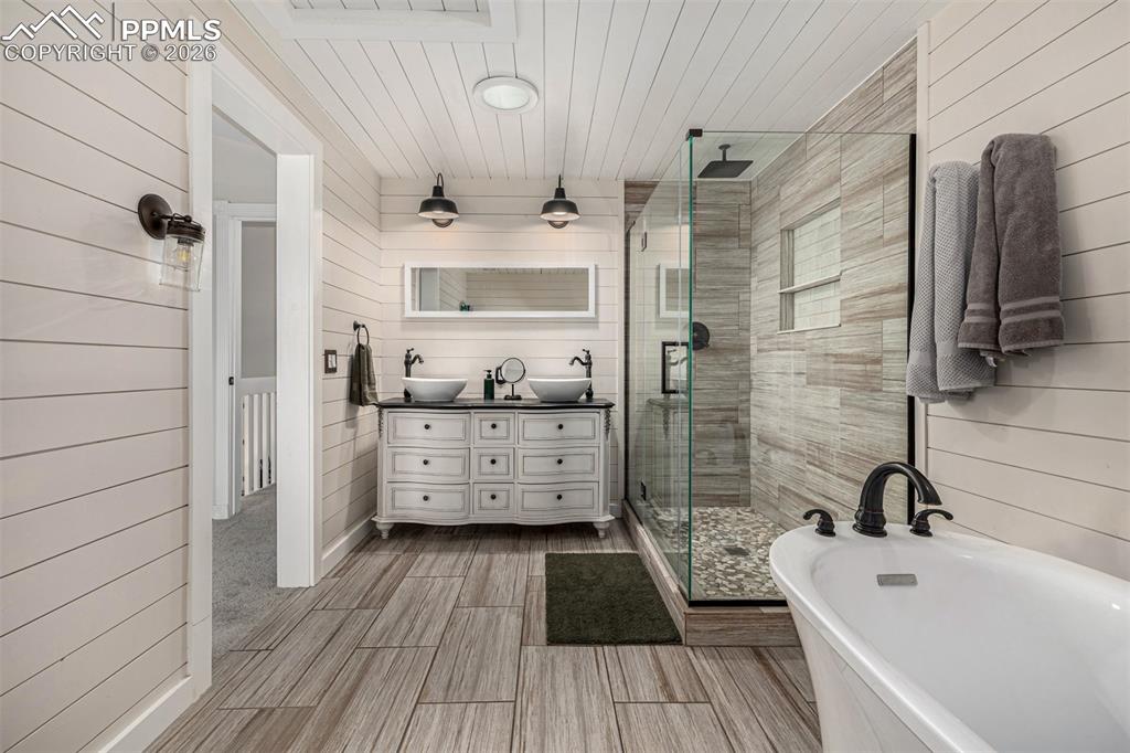 Image 25 of 50: Bathroom