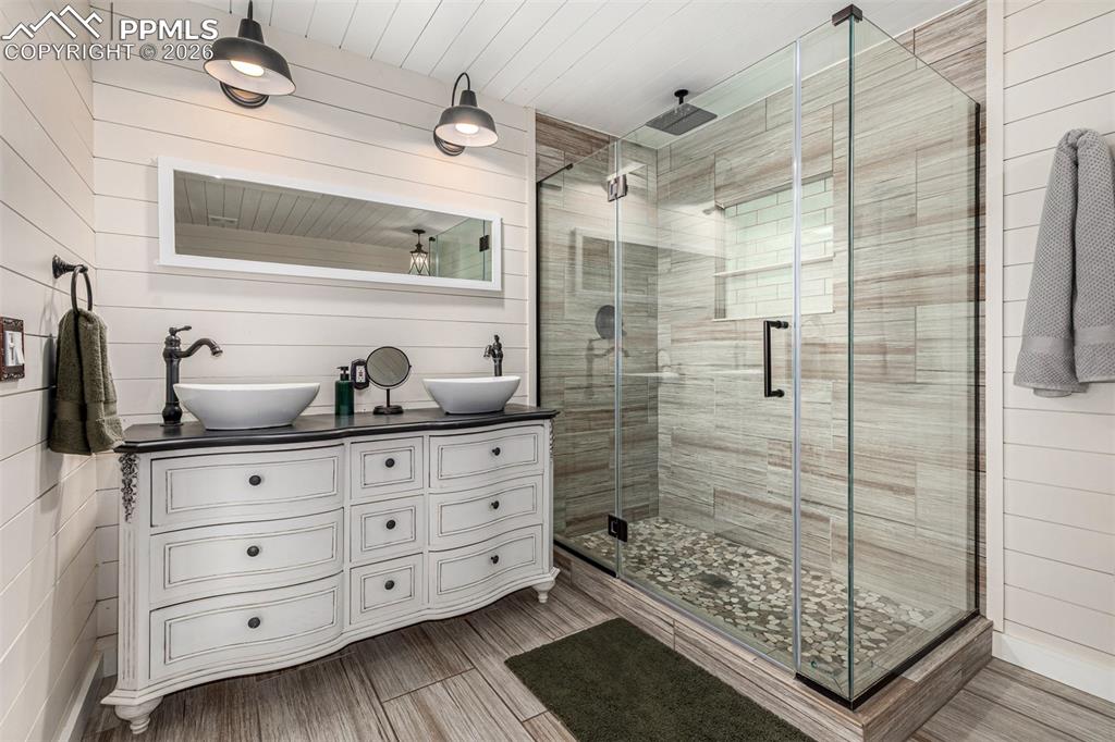 Image 26 of 50: Bathroom