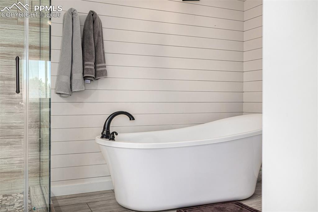 Image 28 of 50: Bathroom