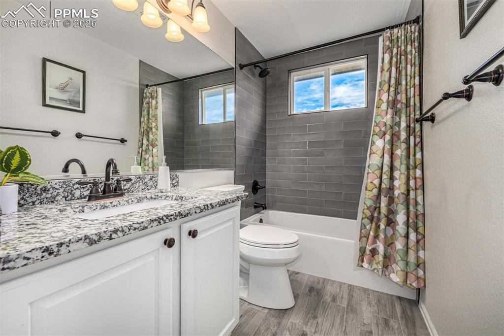 Image 33 of 50: Bathroom