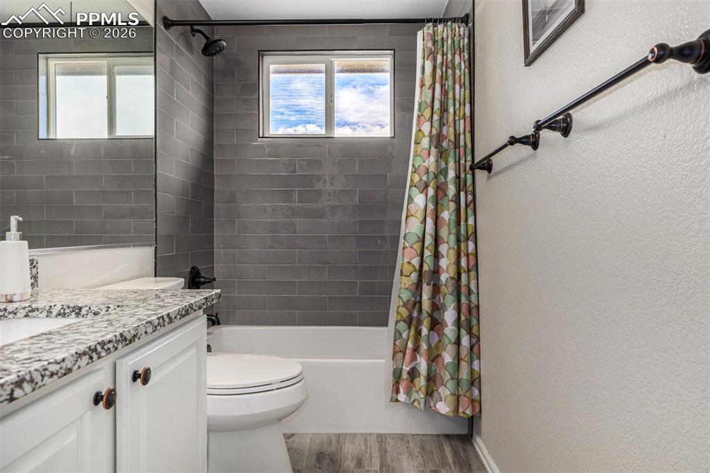 Image 34 of 50: Bathroom