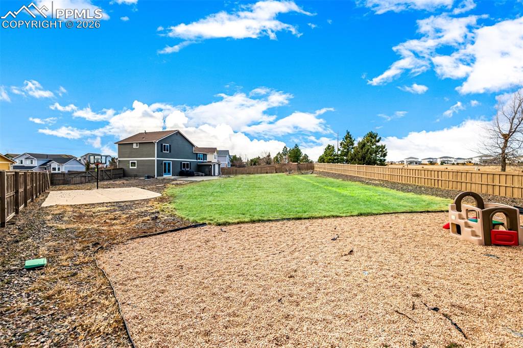 Image 46 of 50: Yard