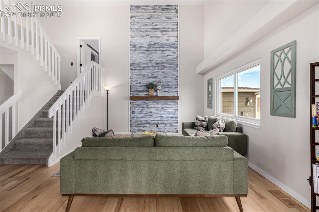 Image 6 of 50: Living Room