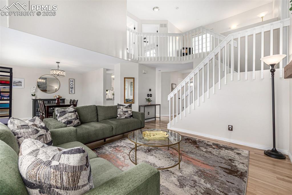 Image 7 of 50: Living Room