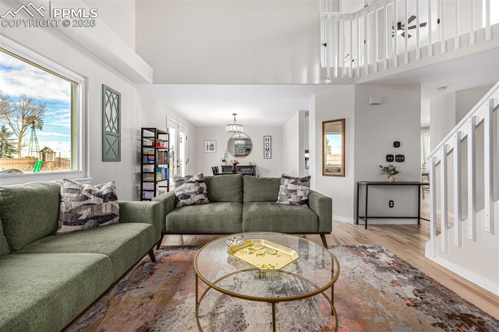 Image 8 of 50: Living Room