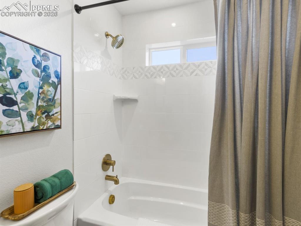 Image 32 of 39: Bathroom