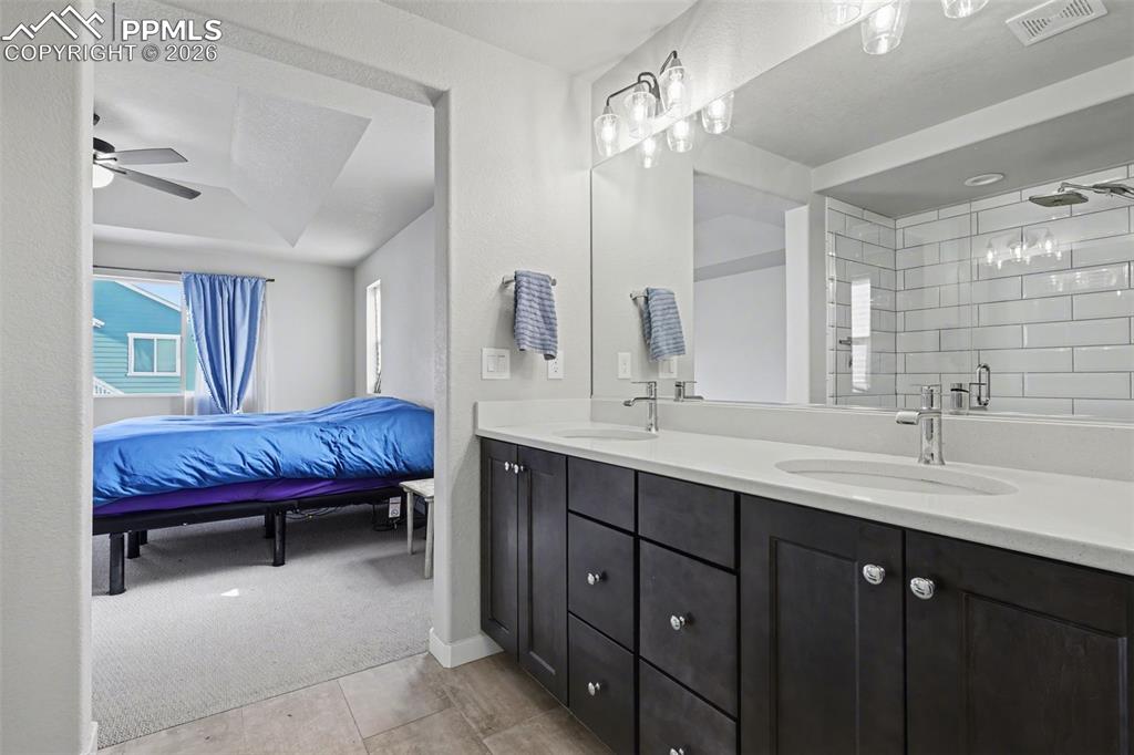 Image 32 of 45: Bathroom