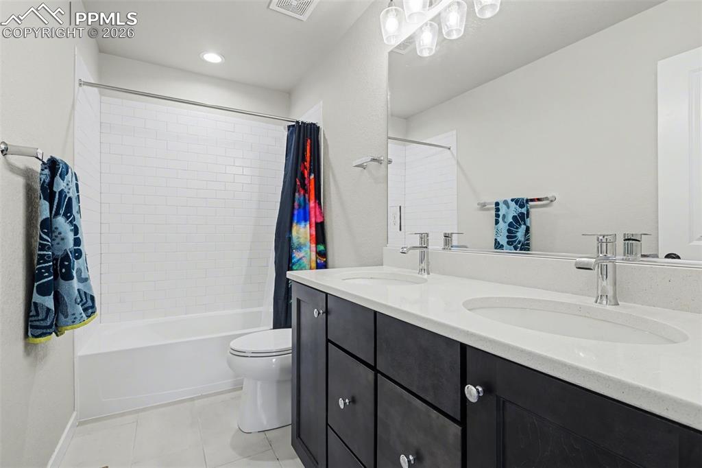 Image 34 of 45: Double sinks in secondary bathroom