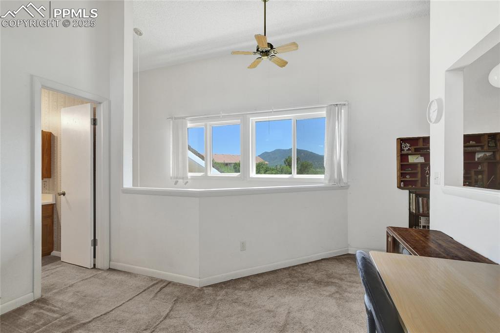 Image 18 of 22: Loft with lots of light and VIEWS
