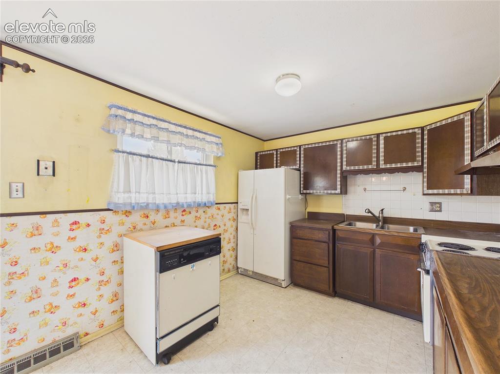 Image 13 of 50: Kitchen