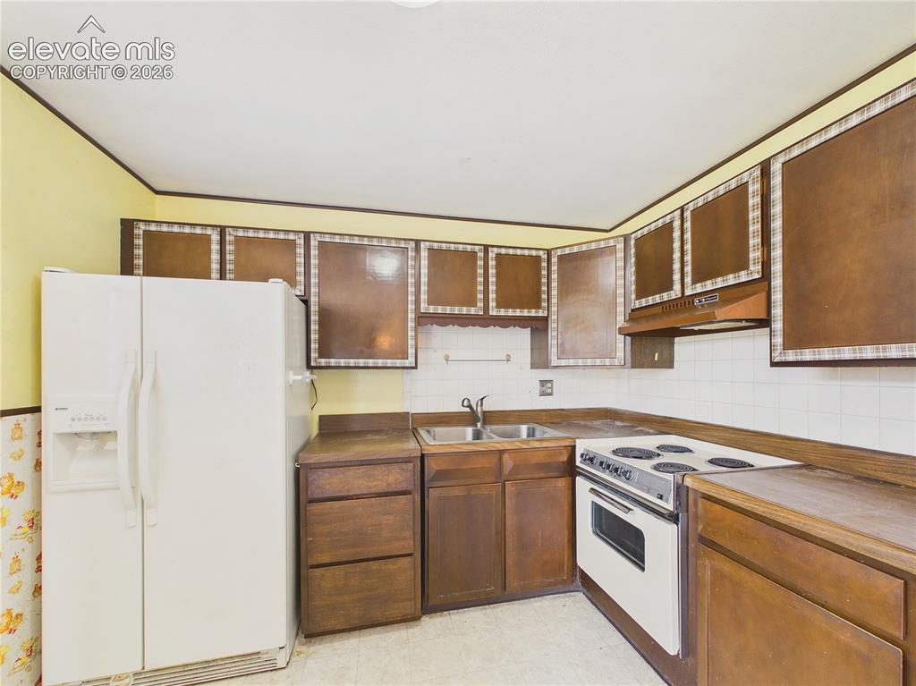 Image 15 of 50: Spacious kitchen provides extensive countertop space and a functional desig