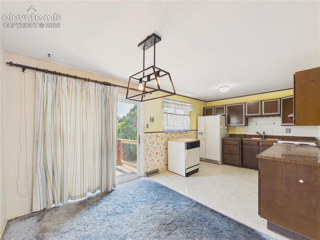 Image 9 of 50: Kitchen