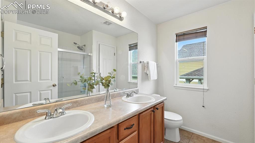 Image 27 of 50: Upper Level Full Bathroom with dual sink vanity and tub/shower.