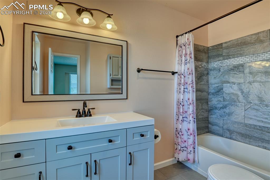 Image 6 of 50: Bathroom