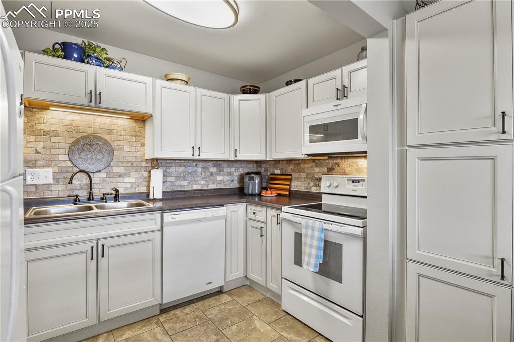 Image 13 of 36: Kitchen
