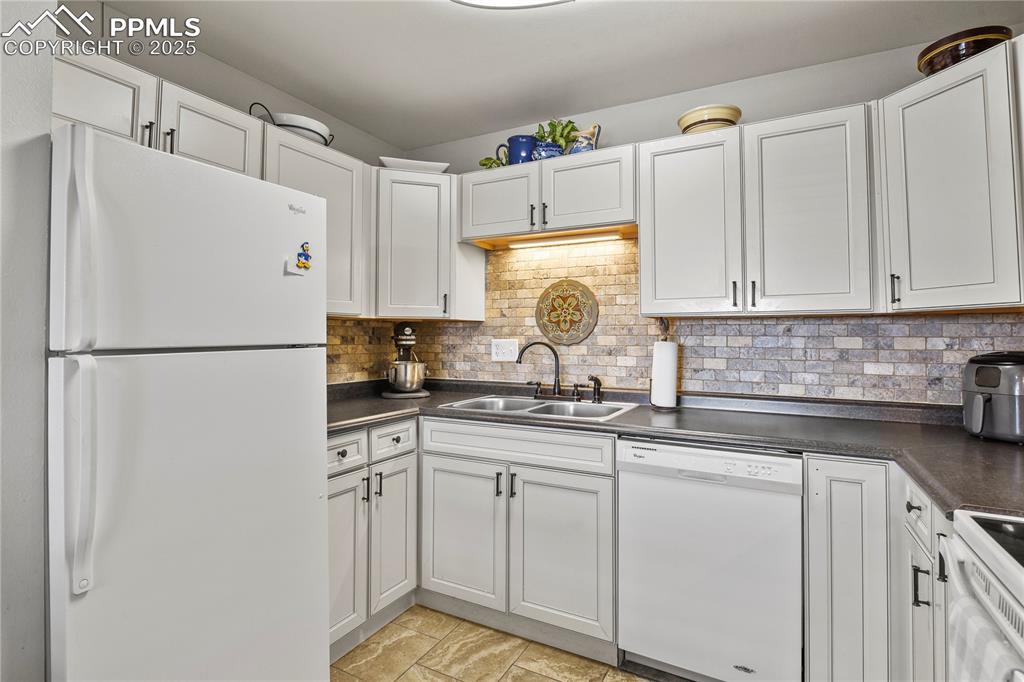 Image 15 of 36: Kitchen