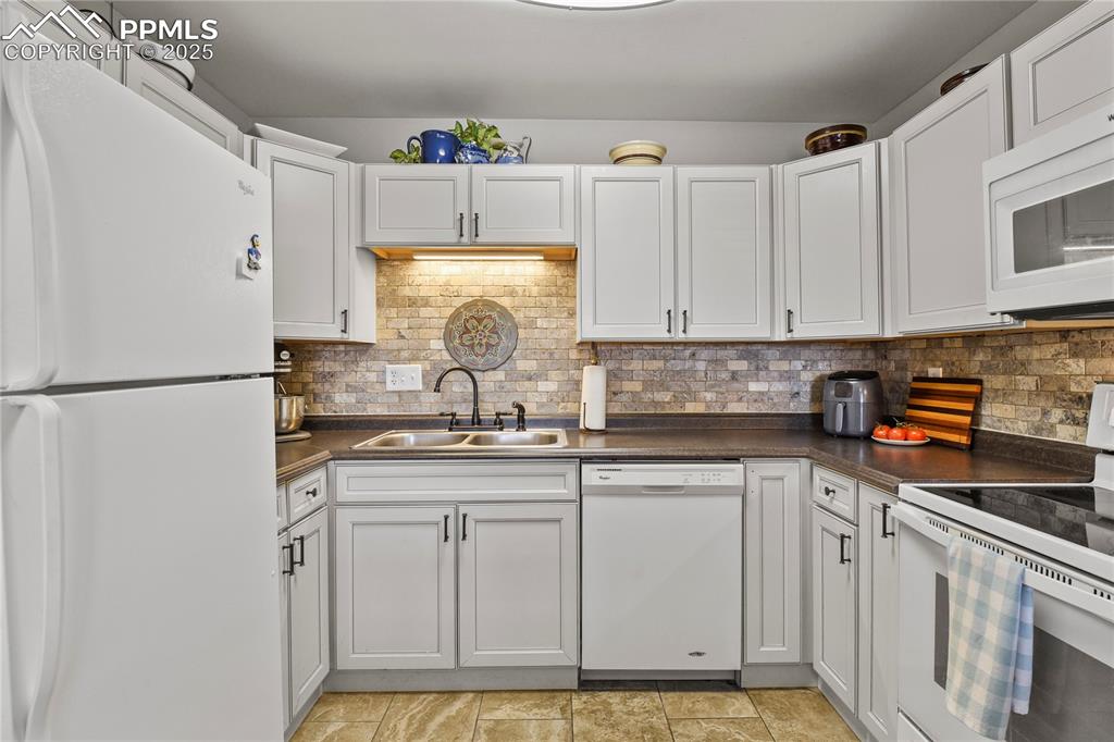 Image 16 of 36: Kitchen
