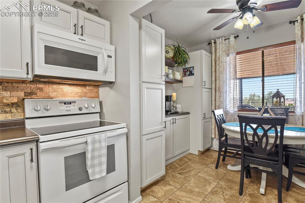Image 18 of 36: Kitchen