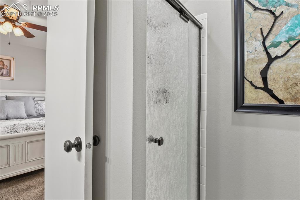 Image 24 of 36: Bathroom