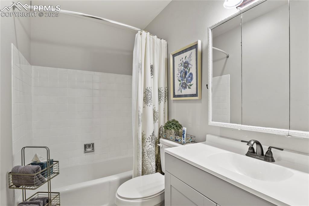 Image 27 of 36: Bathroom