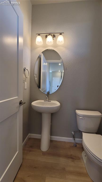 Image 23 of 39: Composite Deck yielding spectacular views from the Living Room Deck! 