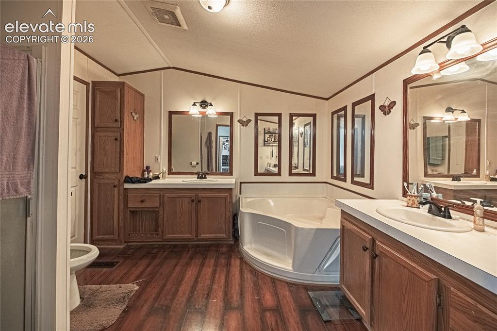 Image 12 of 26: Bathroom