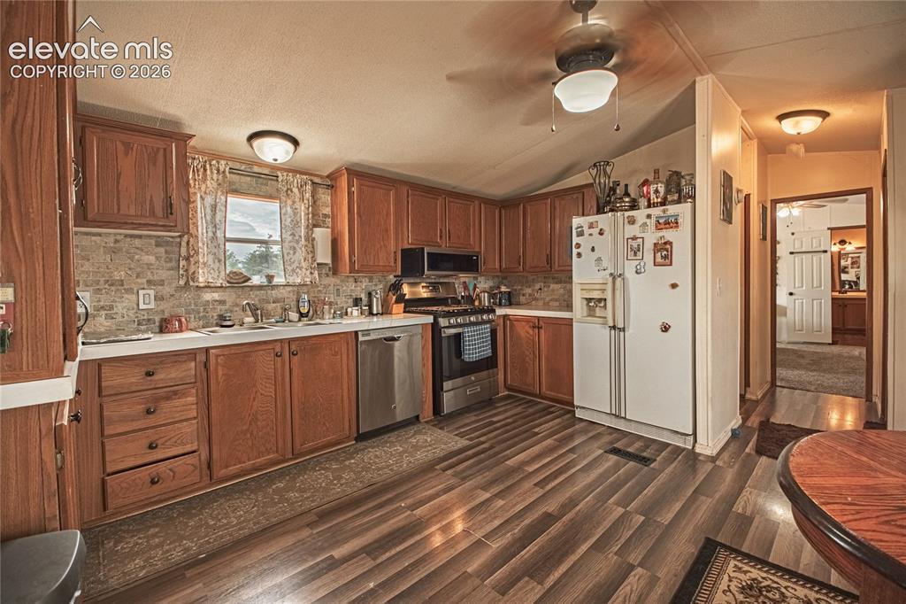 Image 7 of 26: Kitchen