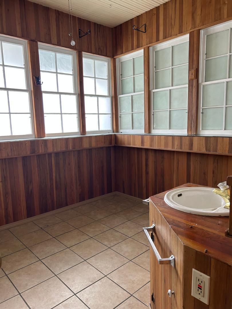 Image 13 of 14: No Description Available