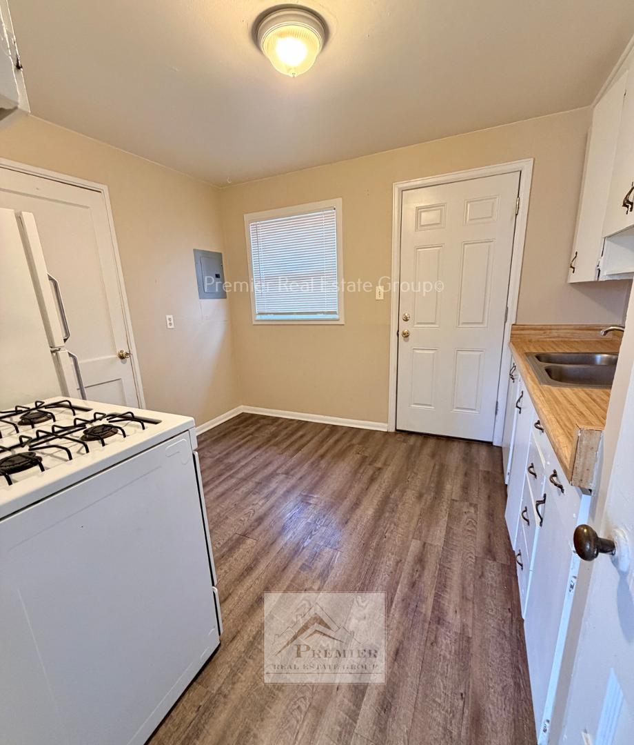 Image 4 of 11: No Description Available