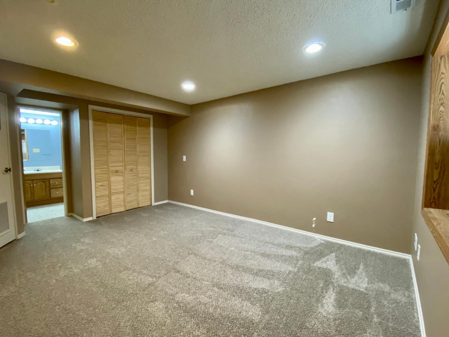 Image 3 of 17: No Description Available